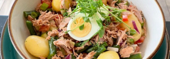 Nicoise šalát – tuniak, zelené fazuľky, paradajka, uhorka, červená cibuľa, varený zemiak, vajíčko, medovo-dijónska horčica