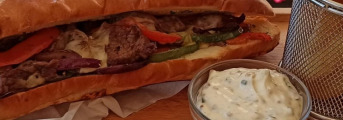 Philly cheesesteak, steakové hranolčeky, domáca majonéza s kaparami a horčicou