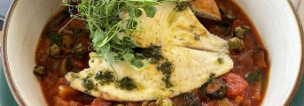 Taliansky zeleninový šalát Caponata s grilovanou tilapiou, pizza štangle