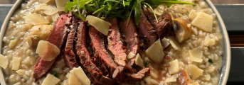 Parmezánové rizoto so šampiňónmi a hľúzovkovým olejom, grilovaný flank steak