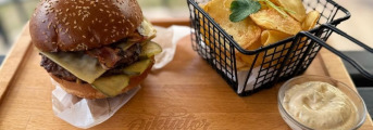 SMASH BURGER – 2x 80g hovädzí vyzretý chuck roll, 2x syr volovec, slanina, kyslá uhorka, piri piri omáčka, cesnakové aioli, zemiakové chipsy