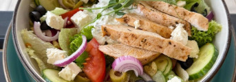 Zeleninový mix na grécky spôsob s grilovanou kuracinou, tzatziki dressing, pizza štangle