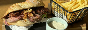 Ciabatta – roast beef, peper omáčka, rukola, restovaná cibuľka so šampiňónmi, chrenová majonéza, hranolčeky