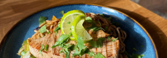 Grilovaný tuna steak na ázijských nudliach s wok zeleninou