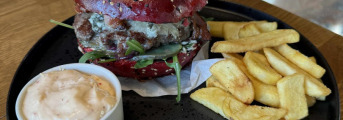 RED BURGER - hov&auml;dzie m&auml;so, slanina, nakladan&aacute; uhorka, cibuľov&eacute; čatn&iacute;, rukola, syr gorgonzola, sweet chilli majon&eacute;za, steakov&eacute; hranolčeky