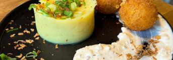 Cheese balls &ndash; syrov&eacute; trio v parmez&aacute;novej kruste, dom&aacute;ca tat&aacute;rska om&aacute;čka so slaninkou, pučen&eacute; zemiaky